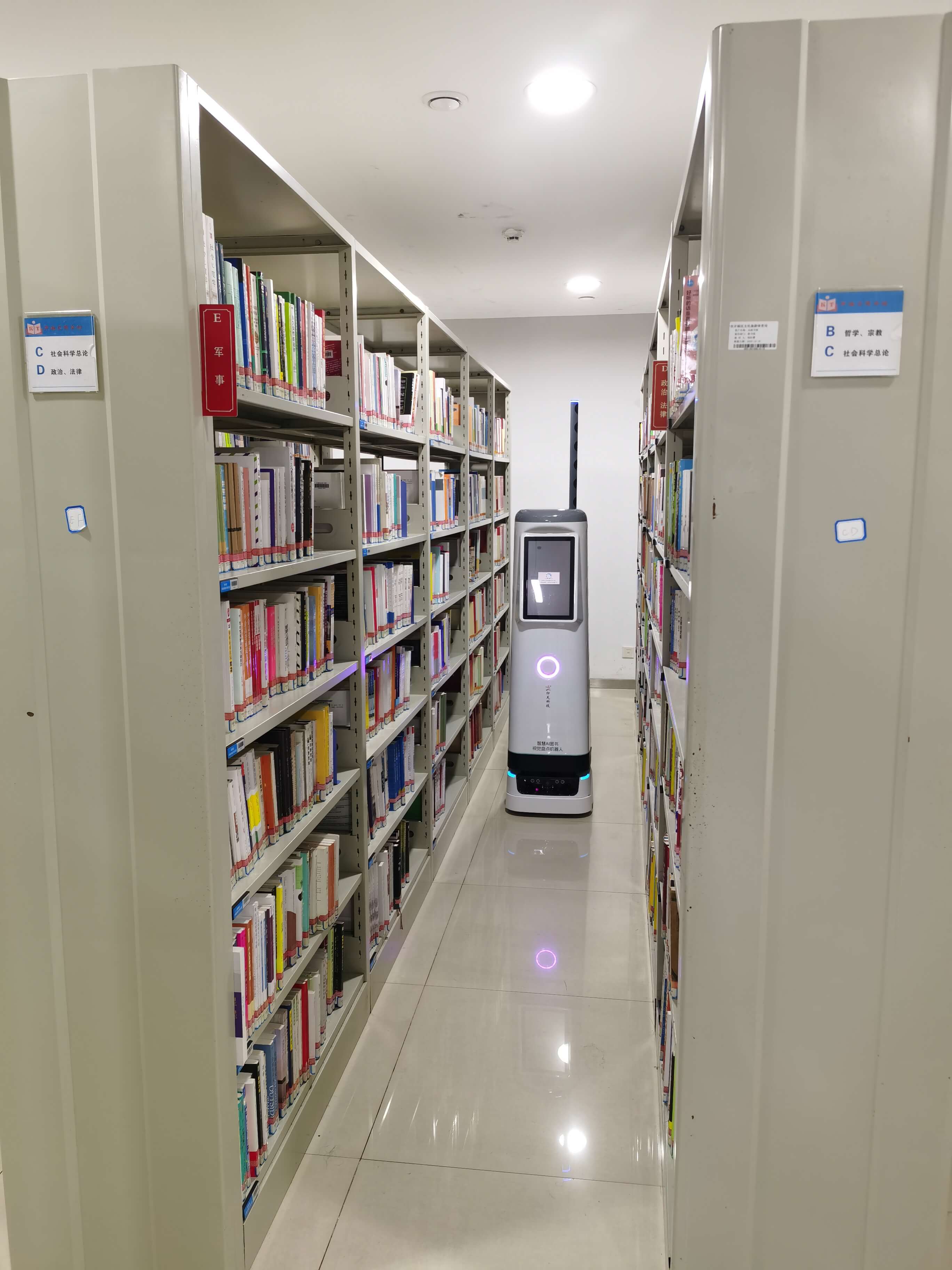 INTECH AI inventory robot is working in library