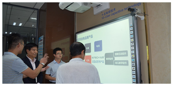 Mr. Wang operated the interactive board in person under the guidance of the trainees