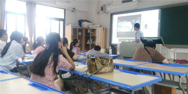 Our trainer was illustrate how to use interactive whiteboard software.